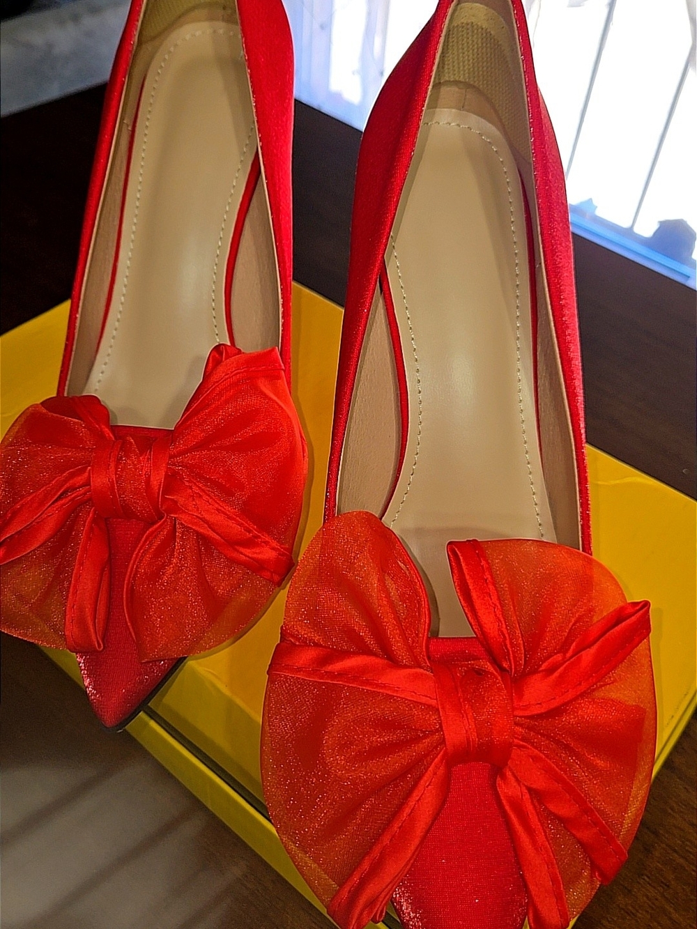 Elegant Red Bow Pointed-Toe Pumps for Women